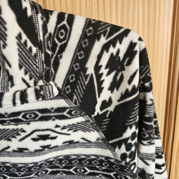 Eddie Bauer Black and White Fleece 1/4 Zip - Picture 3 of 7